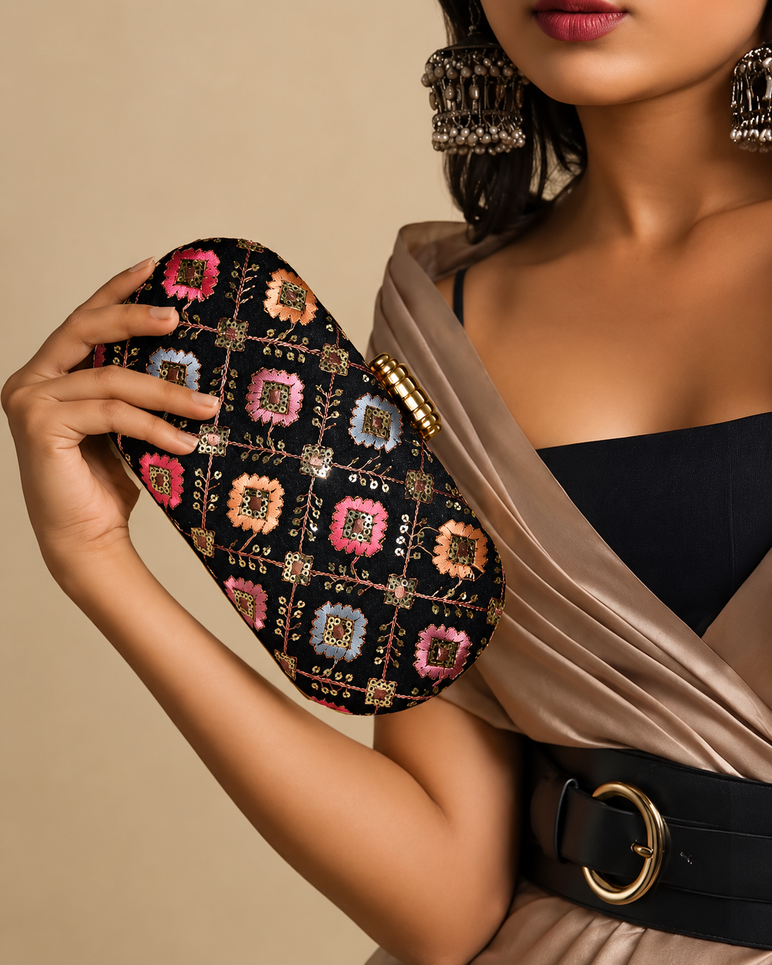Anara Capsule Clutch | Black